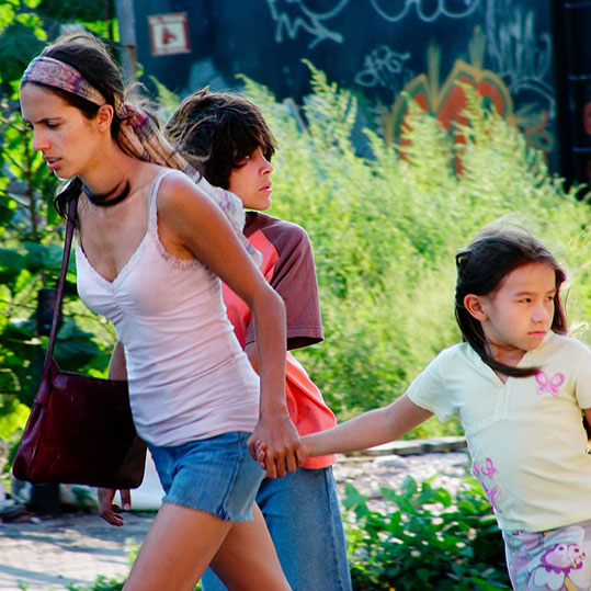 Mother and children from the film Entre Nos