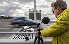 UW mechanical engineering professor Per Reinhall measures noise on Highway 520 bridge’s expansion joints. Photo: Steve Ringman / The Seattle Times)