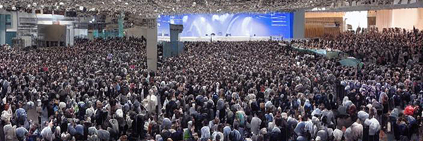 Large scientific conference with a crowd of people.